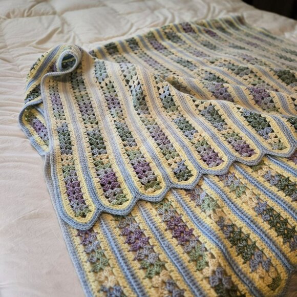 VTG Beautifully Handmade Crochet Blanket Pastel Stripes Scalloped Edges 85 x 54 - Picture 6 of 8